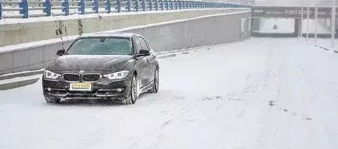 雪天步行防滑防摔防砸技巧_出行提示_雪天出行安全注意事項