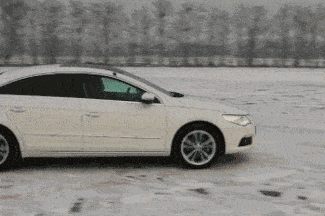 雪天行車安全小貼士_冬季雪地駕駛技巧_出行提示
