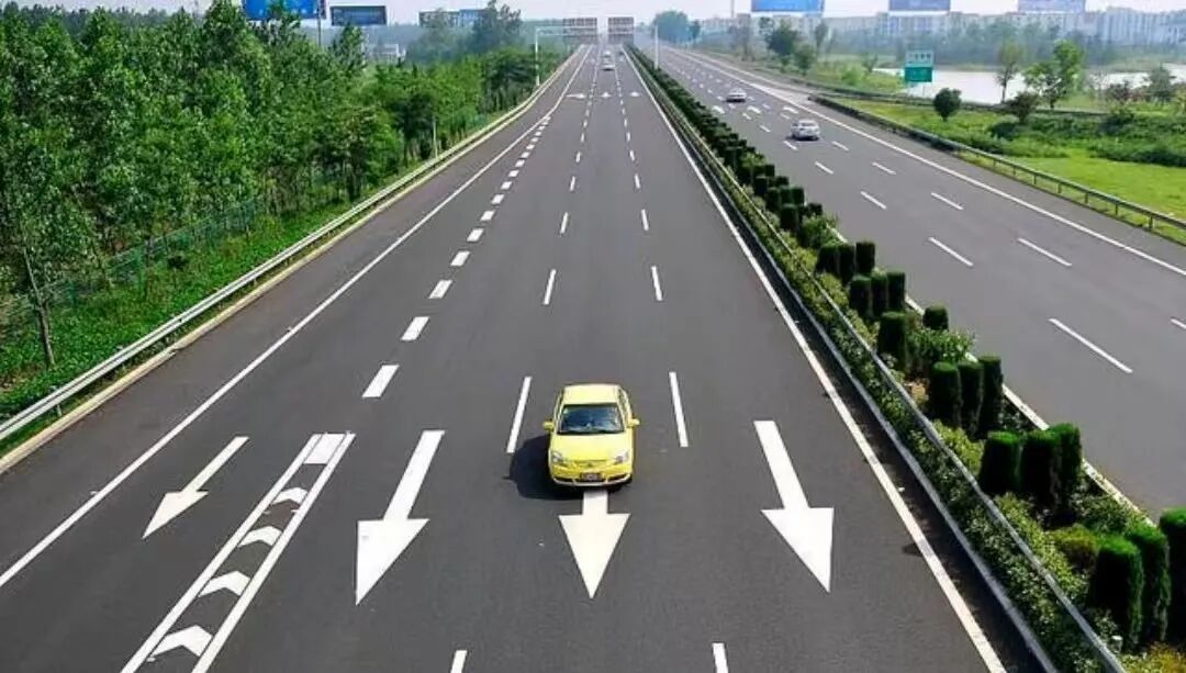 出行提示_緊閉車門防風(fēng)沙_大風(fēng)天氣安全駕車