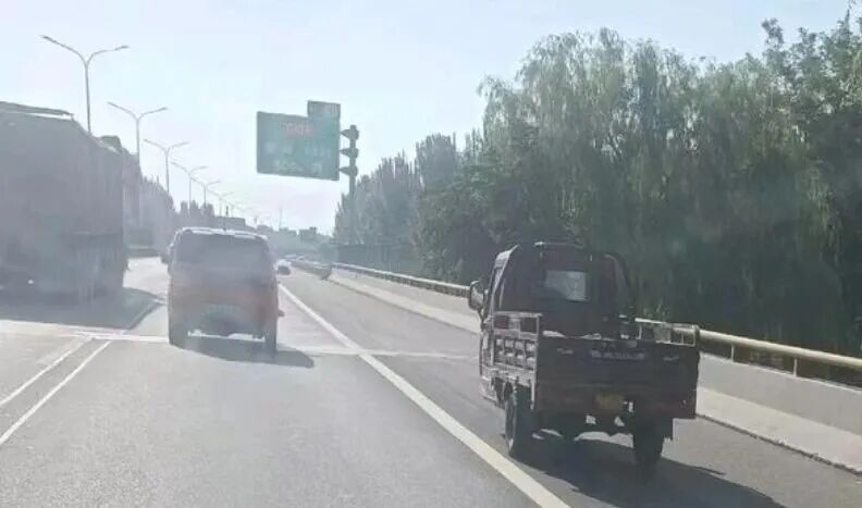 出行提示_大風(fēng)天氣安全駕車_緊閉車門防風(fēng)沙