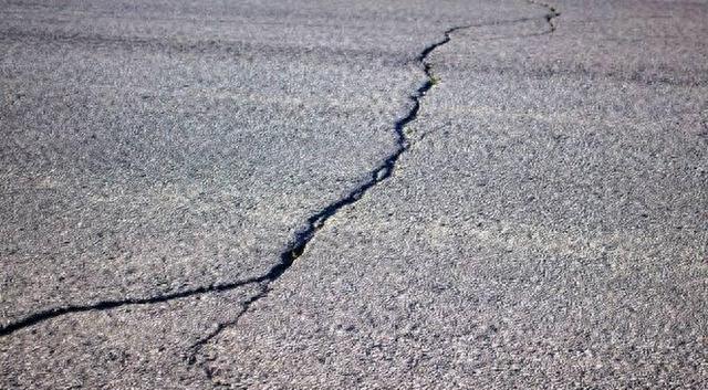 卡車司機(jī)道路磨損_美國(guó)公路路況差_路況