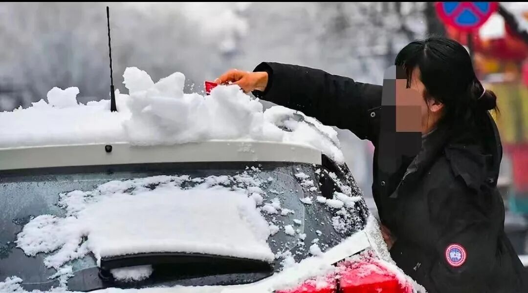 駕駛過程中控制車速保持車距使用燈光謹(jǐn)慎轉(zhuǎn)彎避免超車_駕車出行清理車輛積雪檢查車燈剎車輪胎_出行提示