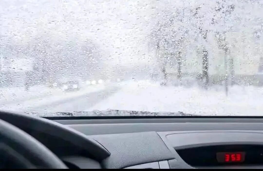 駕車出行清理車輛積雪檢查車燈剎車輪胎_出行提示_駕駛過程中控制車速保持車距使用燈光謹(jǐn)慎轉(zhuǎn)彎避免超車
