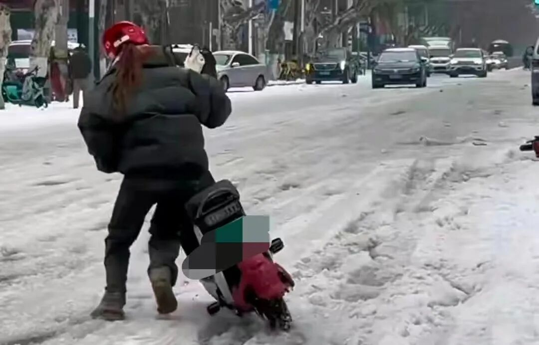 出行提示_駕駛過程中控制車速保持車距使用燈光謹(jǐn)慎轉(zhuǎn)彎避免超車_駕車出行清理車輛積雪檢查車燈剎車輪胎