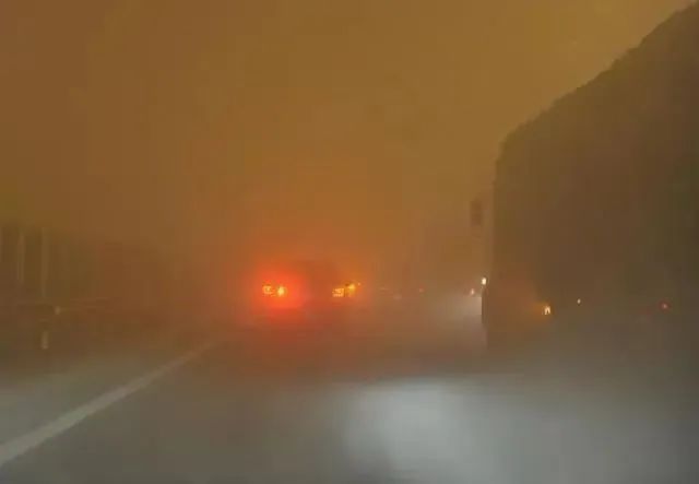 出行提示_冬季貨車出行安全準(zhǔn)備_冬季重型貨車駕駛安全注意事項