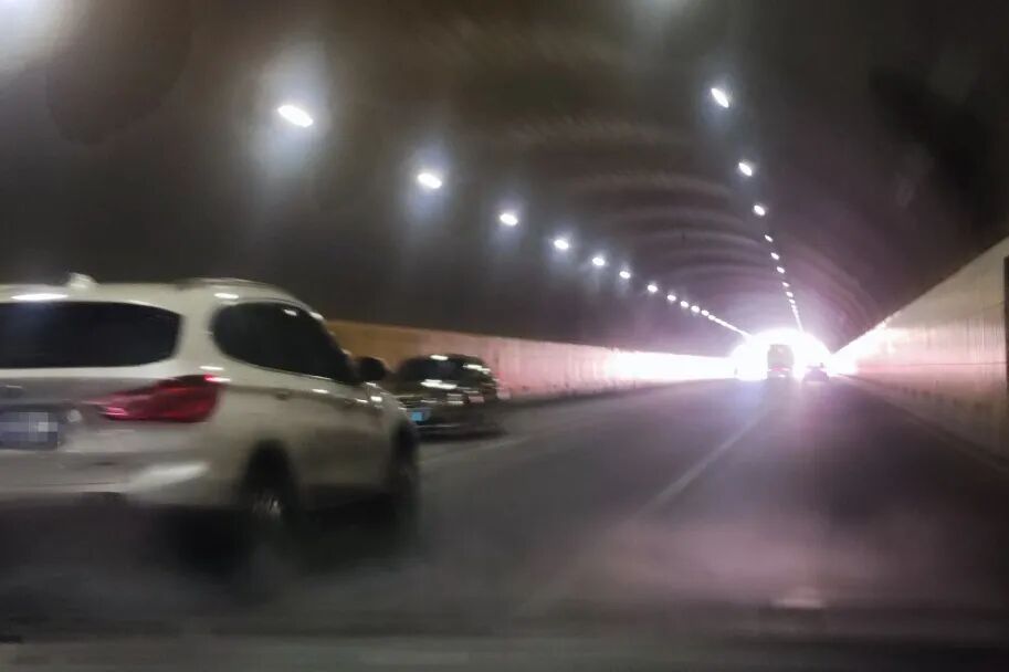 騎車保暖防滑安全_斷崖式降溫開車須知_出行提示