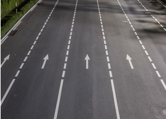 緊閉車(chē)門(mén)防風(fēng)沙_出行提示_大風(fēng)天氣安全駕車(chē)