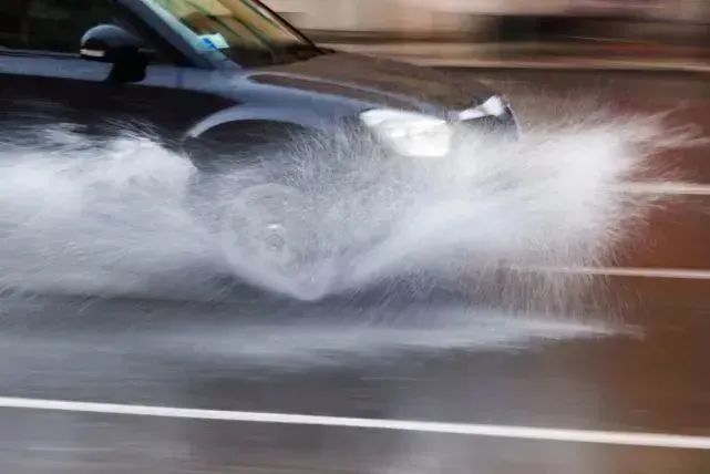 出行提示_夏季雨天行車安全技巧_夏季高溫交通安全注意事項(xiàng)