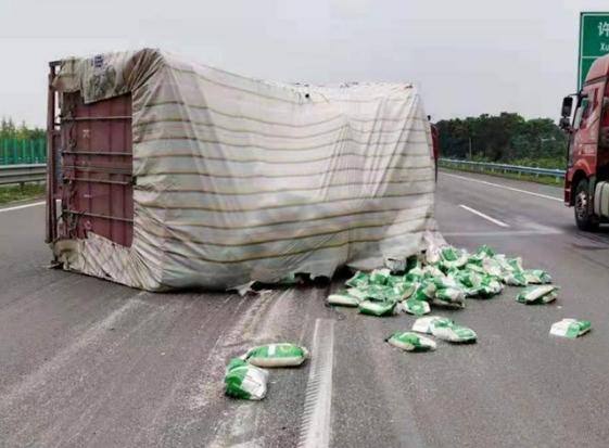 貨車超載安全隱患_出行提示_非法改裝貨車危害