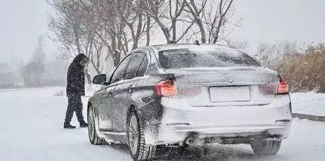 雪天出行安全注意事項_出行提示_雪天步行防滑防摔防砸技巧