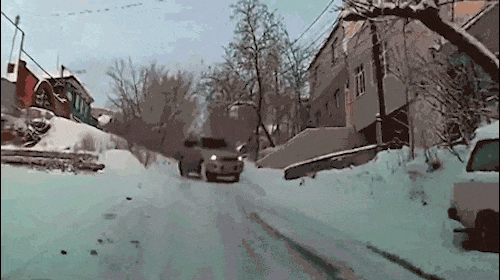 雪天開(kāi)車(chē)注意事項(xiàng)_降雪天氣安全出行_出行提示